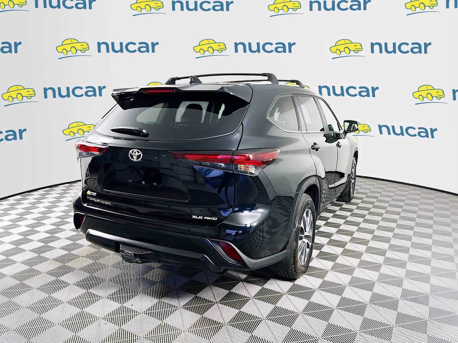 Used 2024 Toyota Highlander XLE image 7