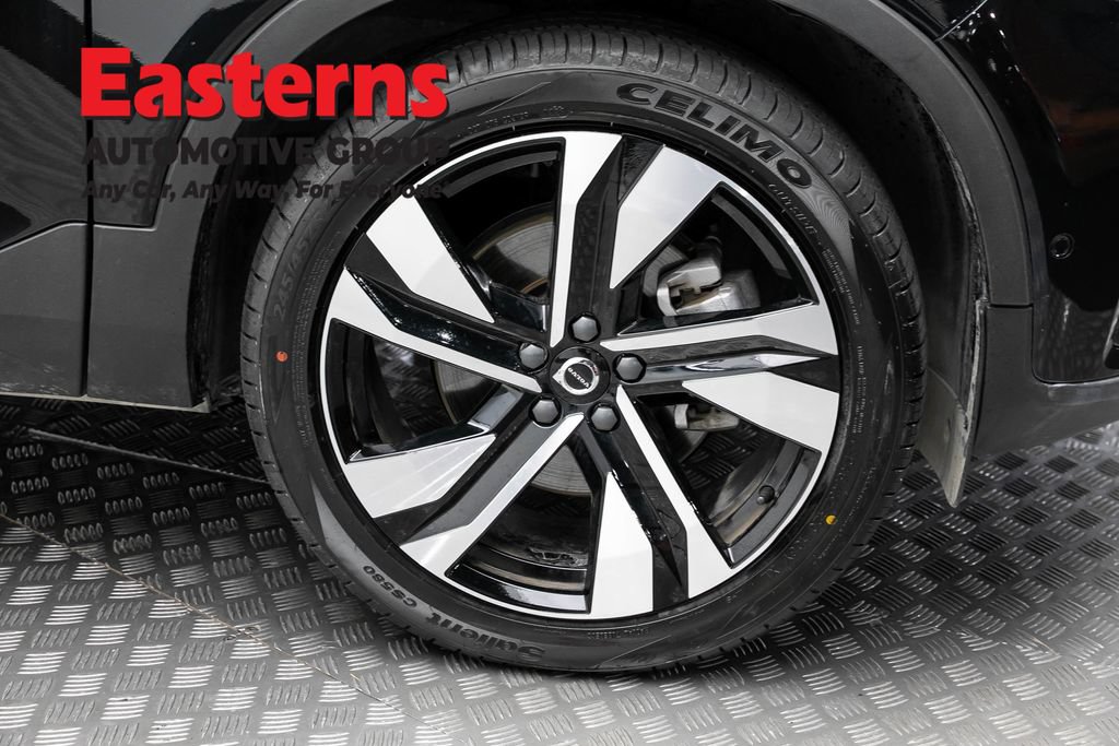Used 2025 Volvo XC40 B5 Plus AWD/4WD image 31