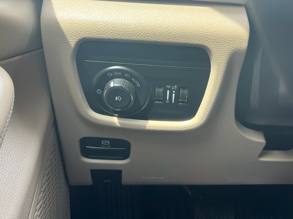 Used 2025 Jeep Grand Cherokee L Limited RWD image 26