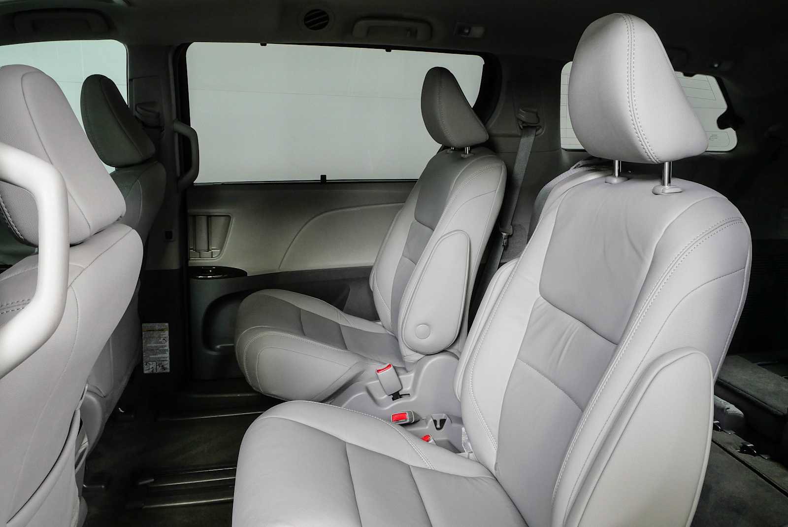Used 2018 Toyota Sienna XLE w/ XLE Navigation Package FWD image 18
