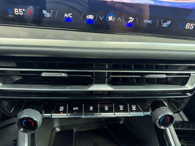 Used 2024 Chevrolet Traverse LT w/ Trailering Package FWD image 17