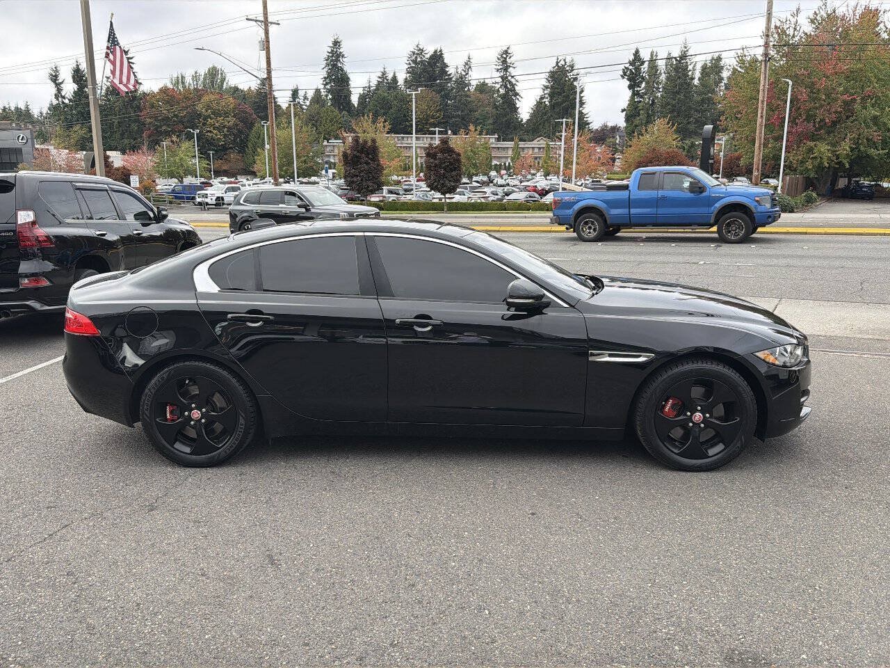 Used 2017 Jaguar XE RWD image 8