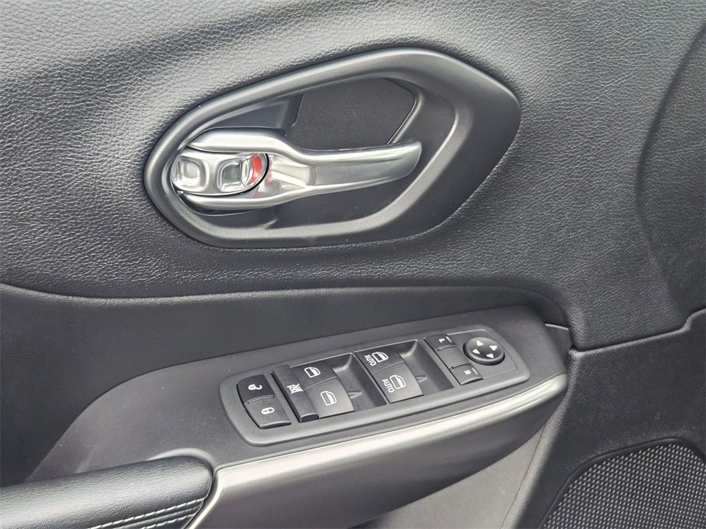 Certified 2021 Jeep Cherokee Latitude Lux w/ Trailer Tow Group image 11