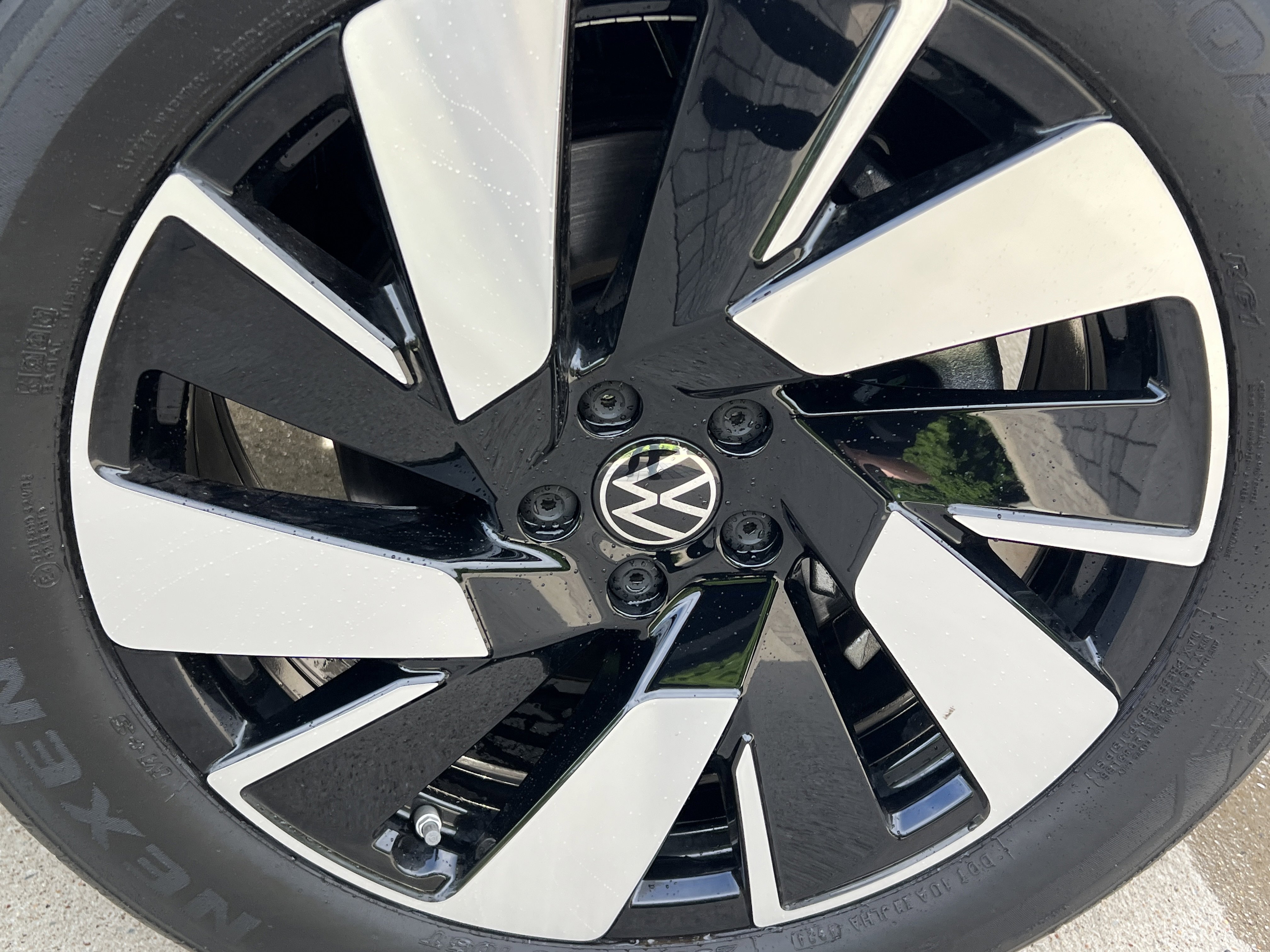 Certified 2025 Volkswagen Atlas Cross Sport SE w/ Panoramic Sunroof Package FWD image 13