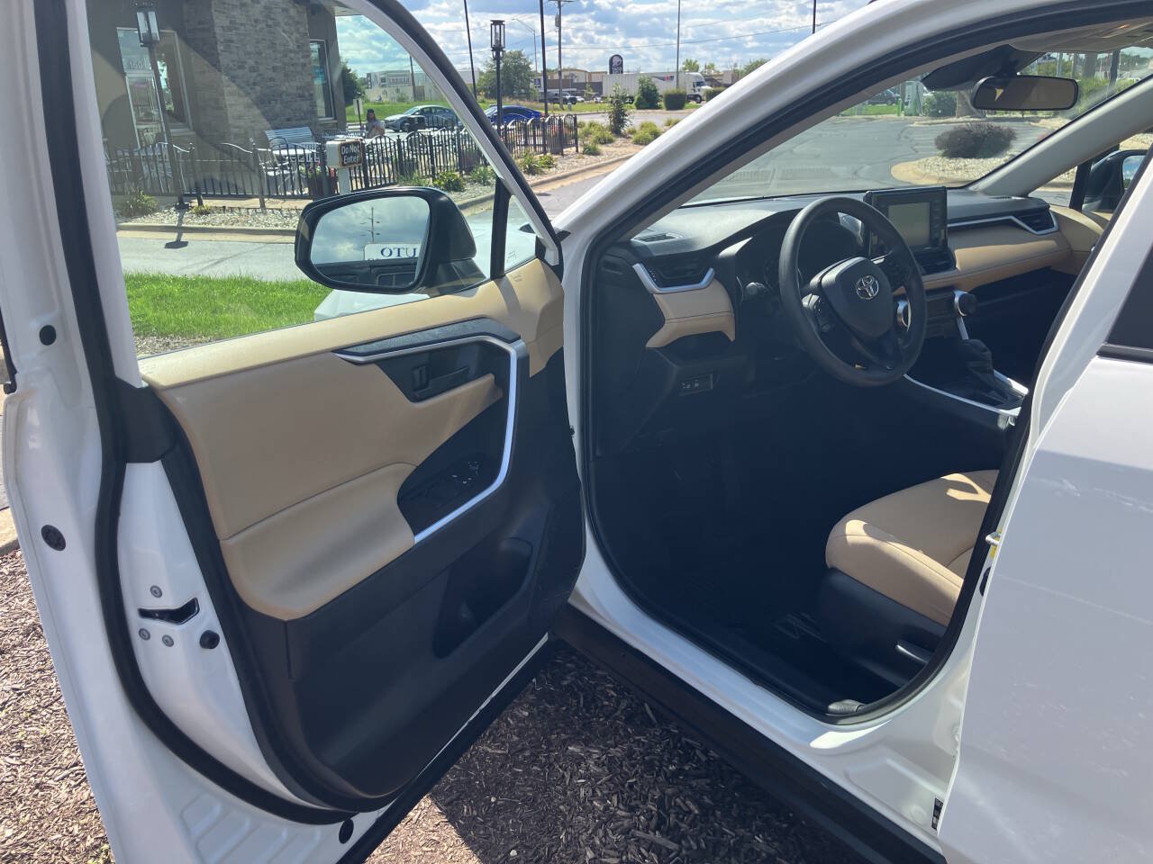 Used 2021 Toyota RAV4 LE FWD image 10