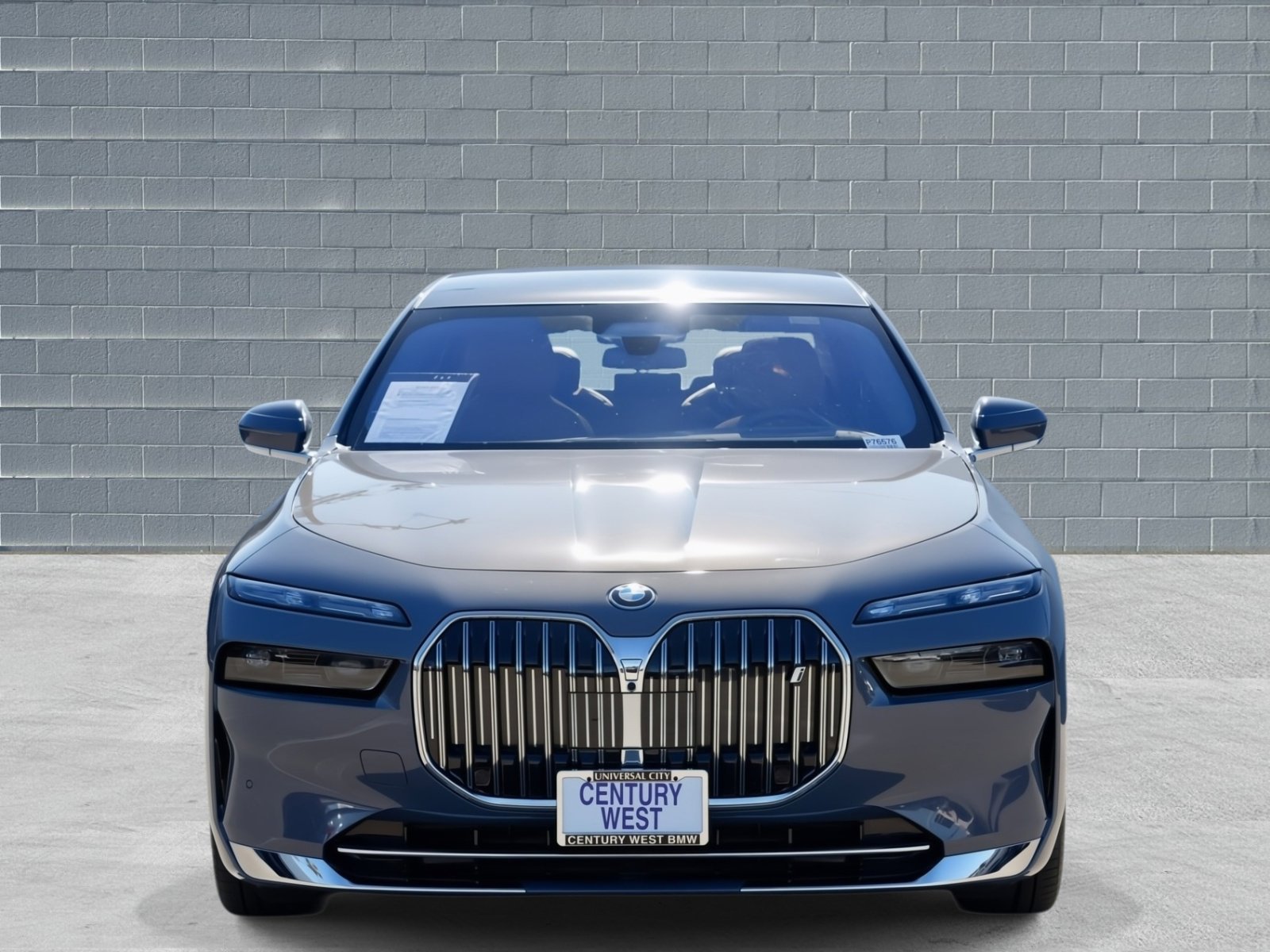 Used 2025 BMW i7 xDrive60 w/ Executive Package image 2