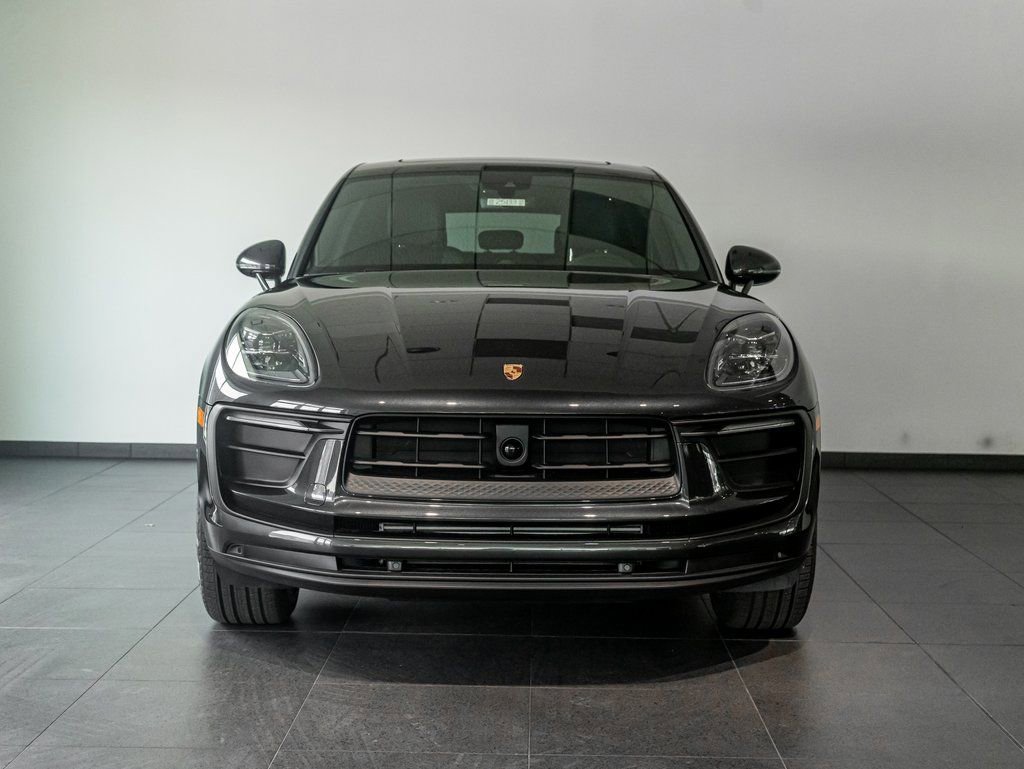 Certified 2025 Porsche Macan AWD/4WD image 8