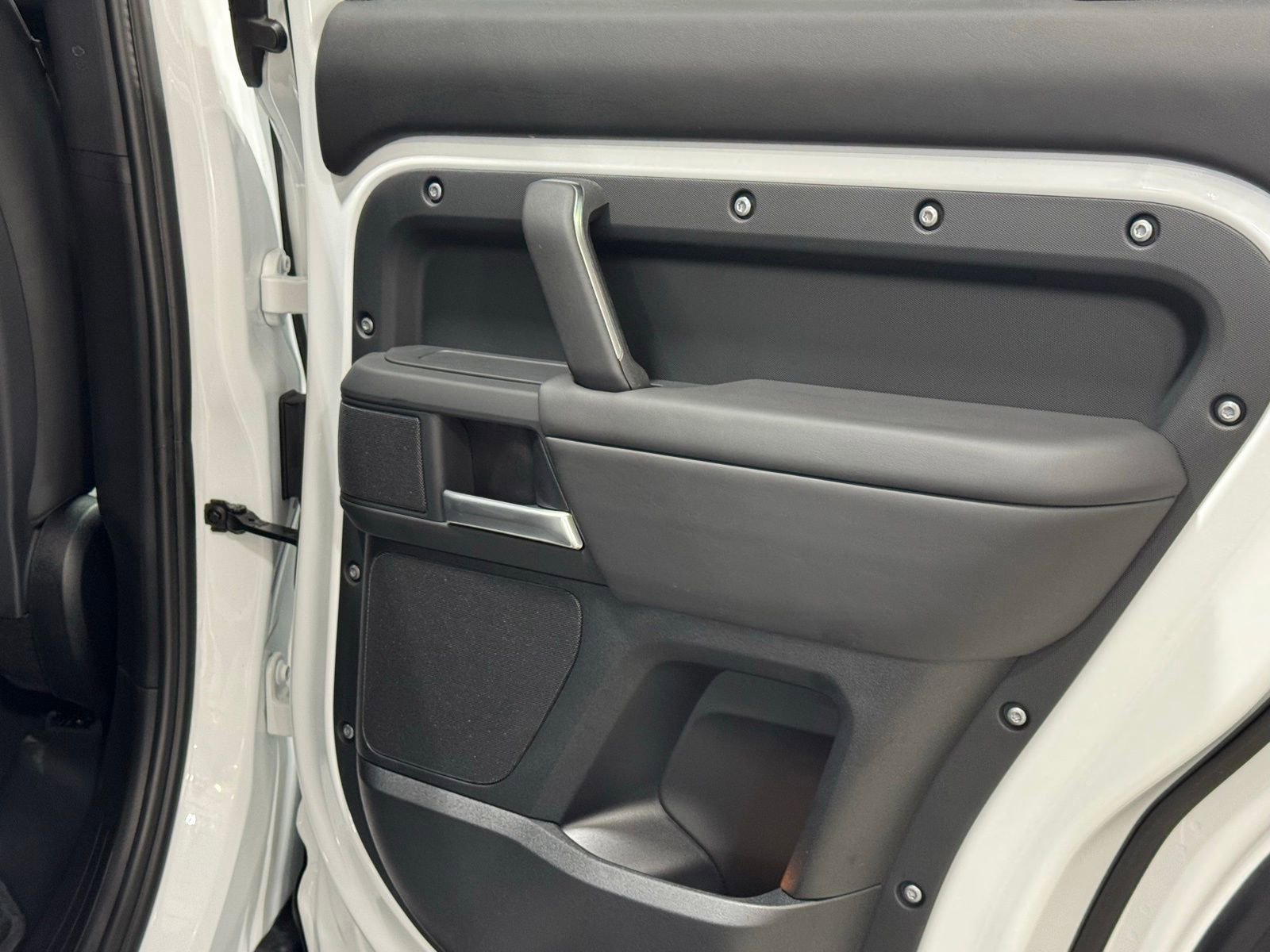 Used 2025 Land Rover Defender 110 X-Dynamic SE image 33