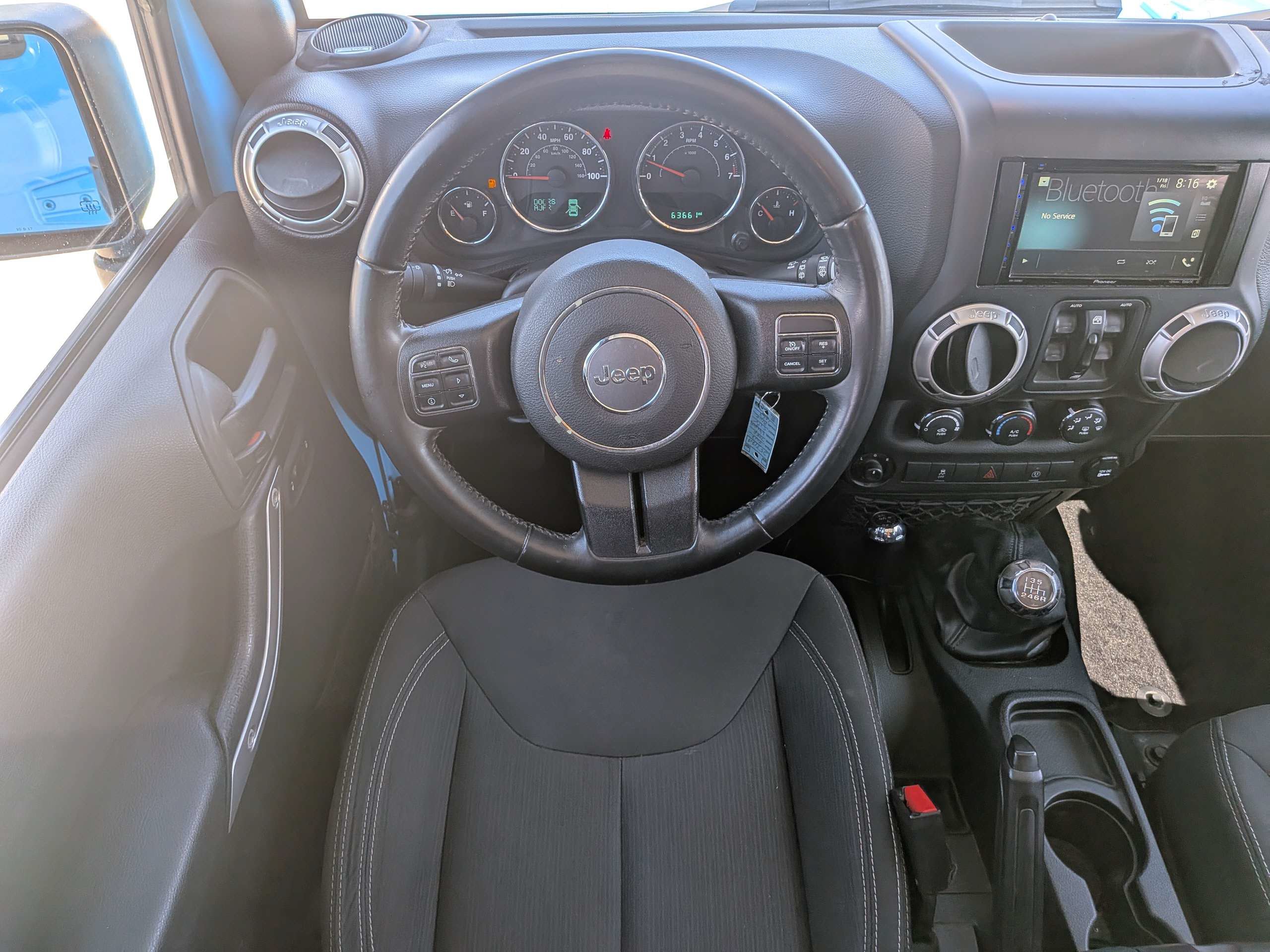 Used 2017 Jeep Wrangler Unlimited Sahara w/ Connectivity Group AWD/4WD image 16