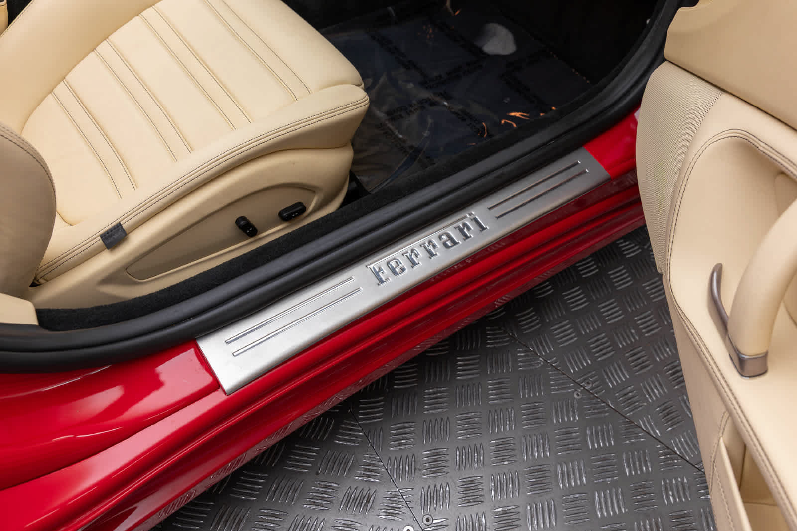 Used 2010 Ferrari California RWD image 42