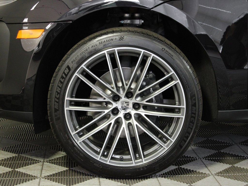 Certified 2025 Porsche Macan image 39
