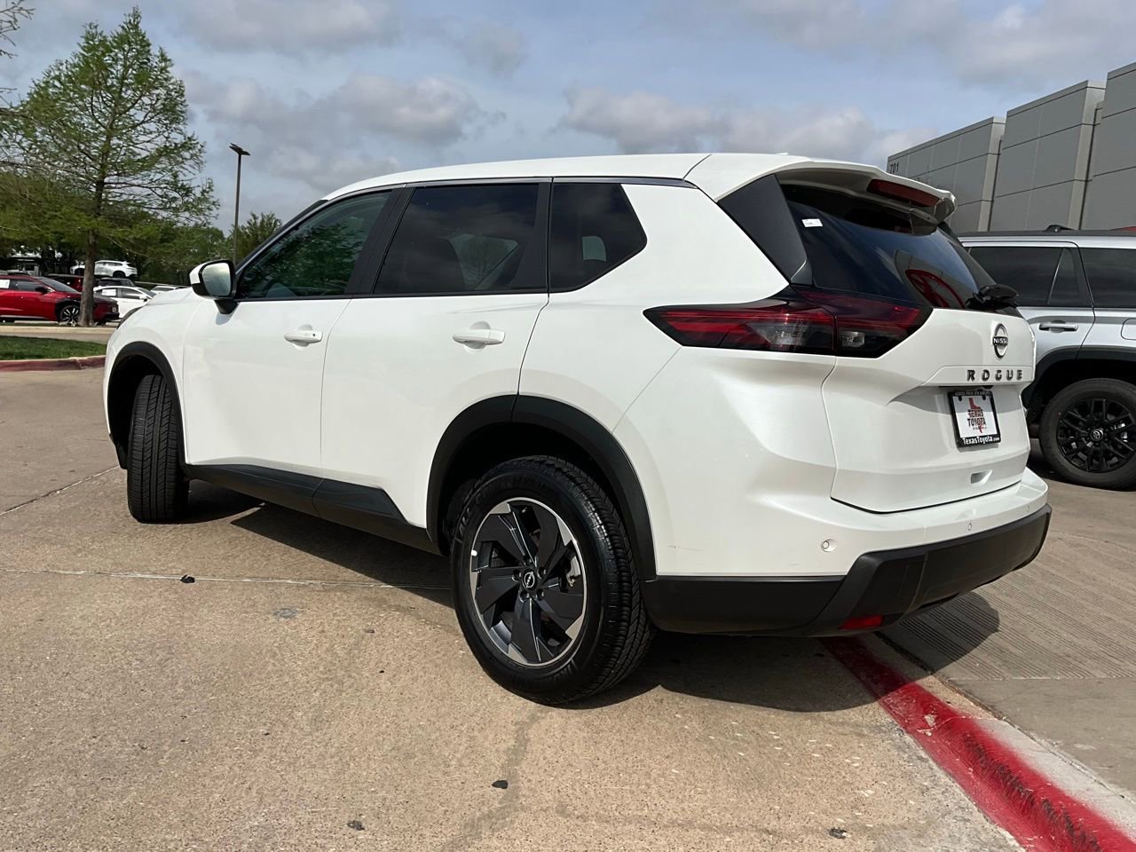 Used 2025 Nissan Rogue SV FWD image 8