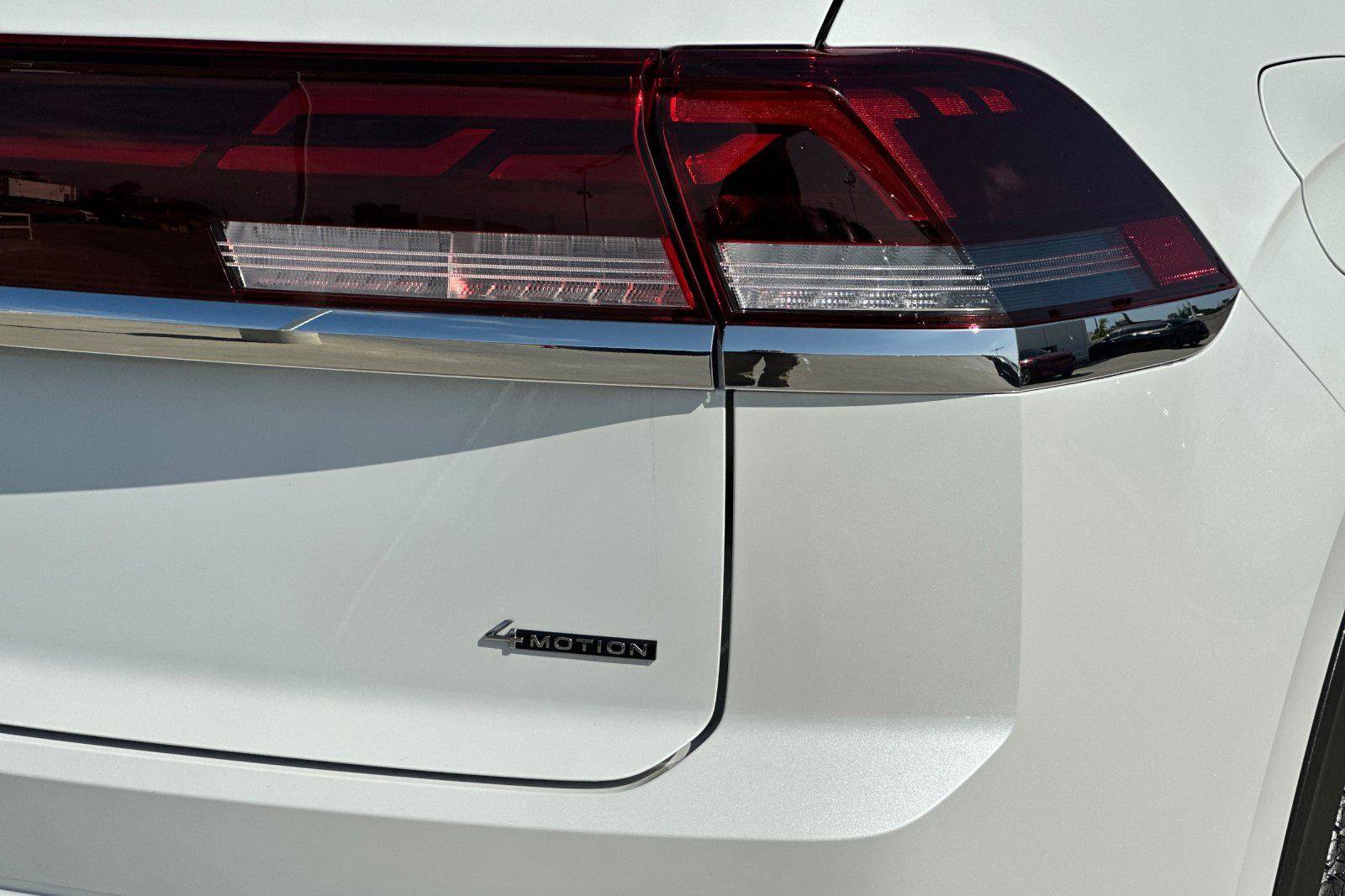 Used 2024 Volkswagen Atlas Cross Sport SEL Premium R-Line image 34