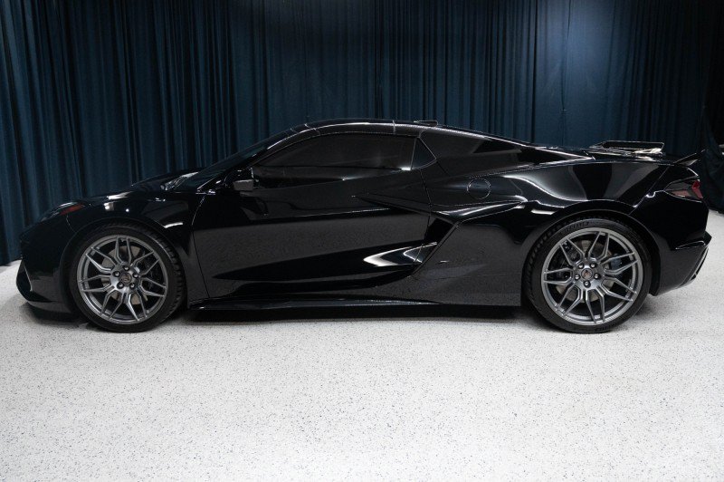 Used 2024 Chevrolet Corvette Z06 RWD image 8