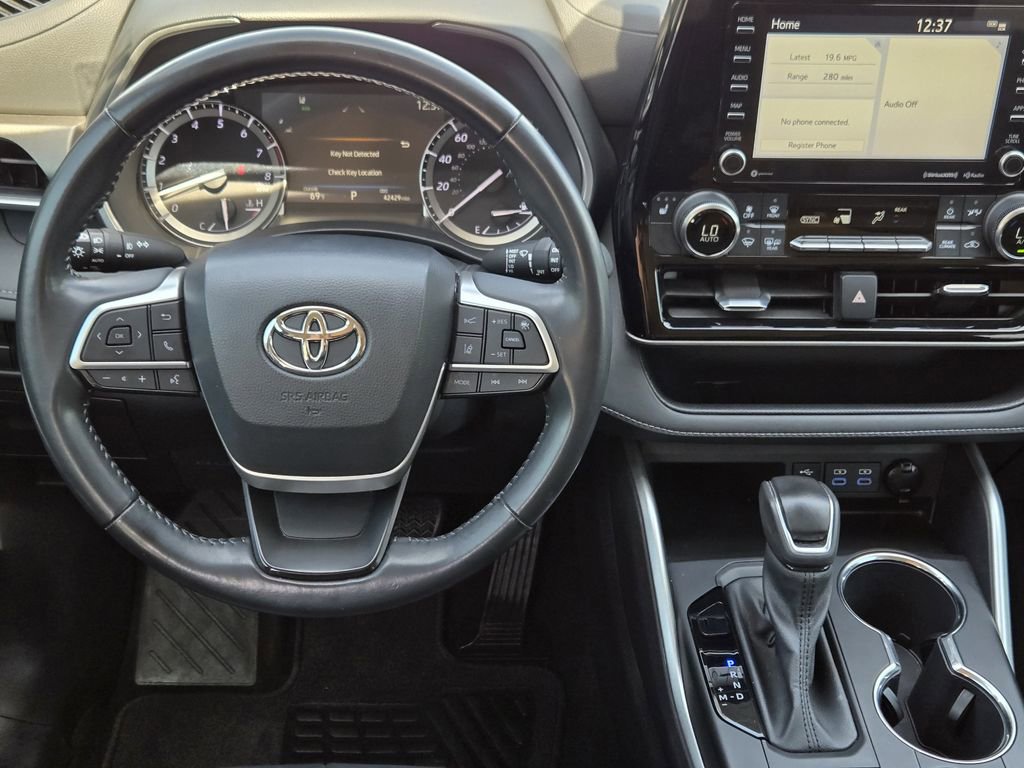 Used 2022 Toyota Highlander XLE image 10