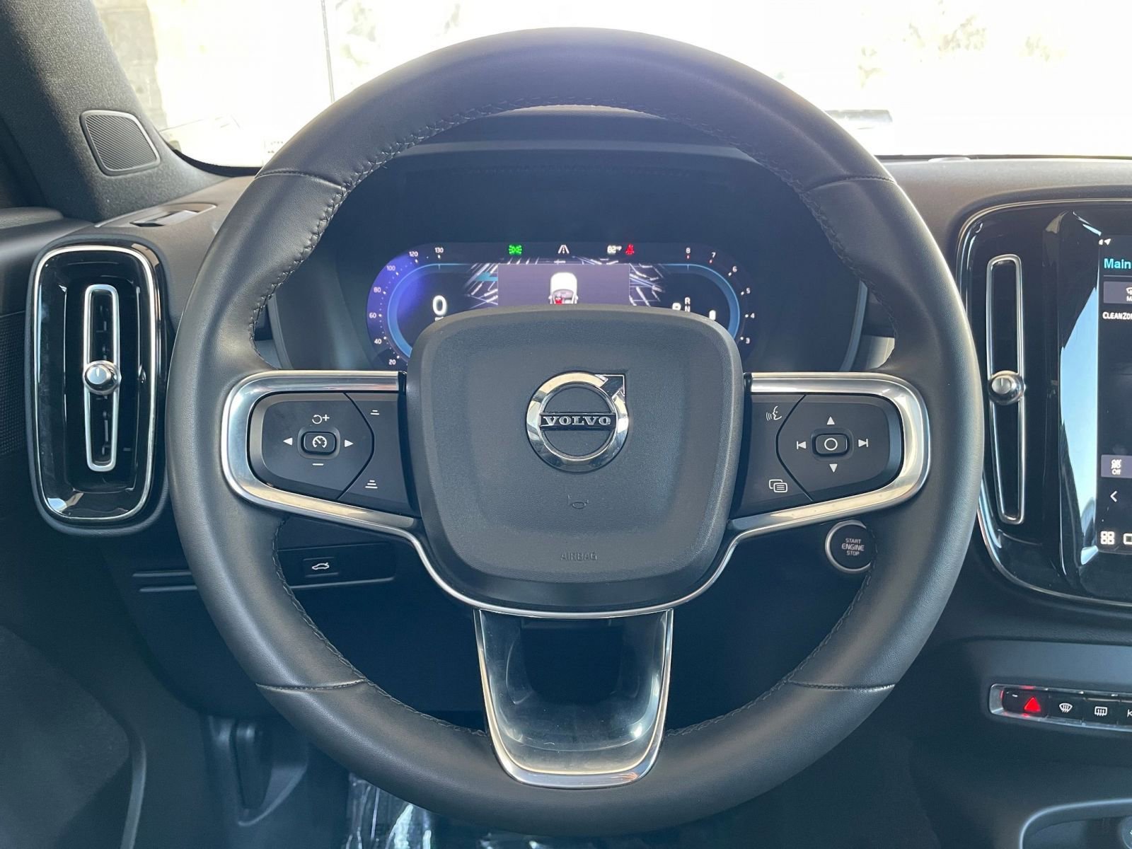 Used 2024 Volvo XC40 B5 Core image 30