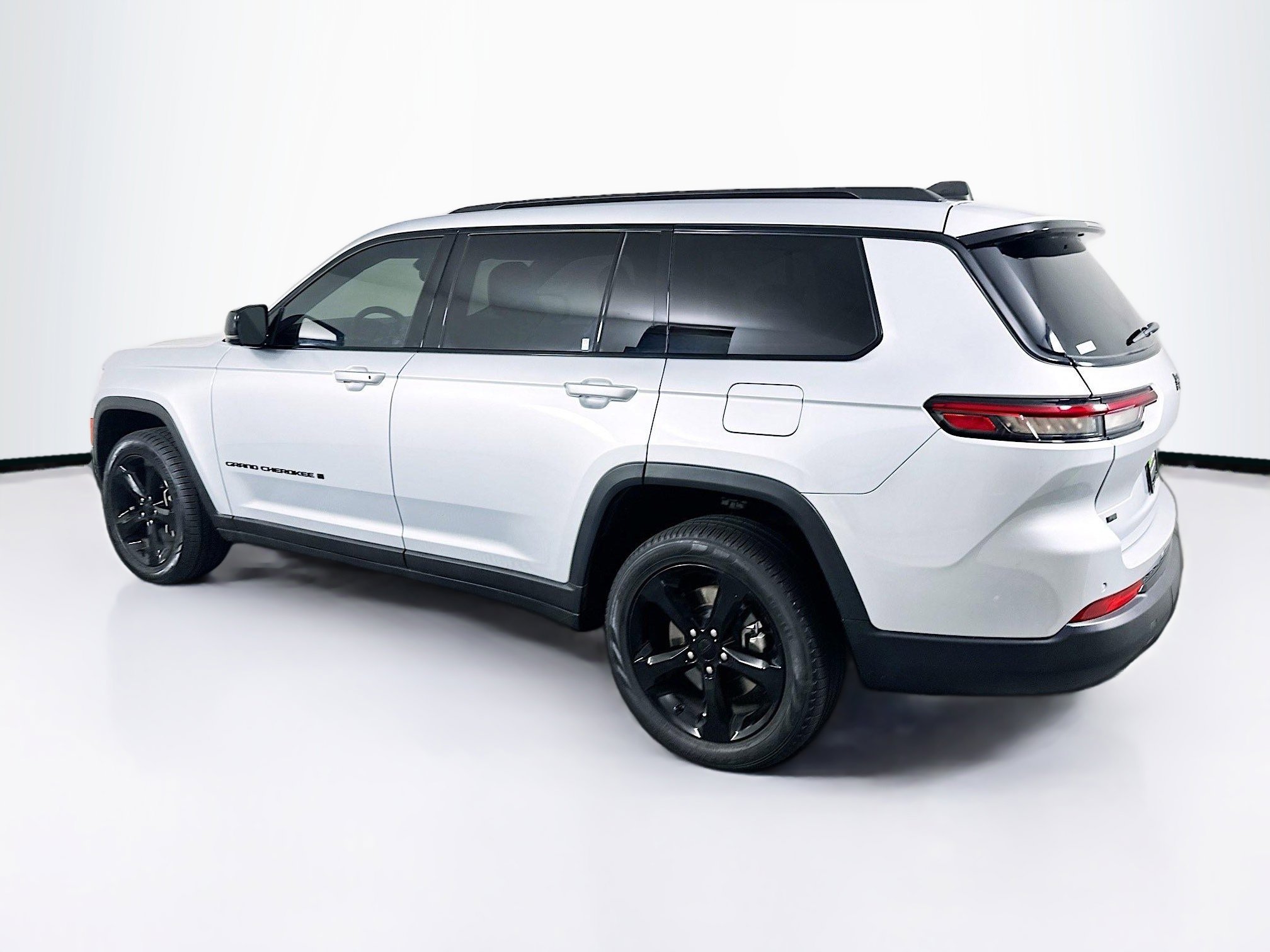 Used 2023 Jeep Grand Cherokee L Limited w/ Black Appearance Package RWD image 5