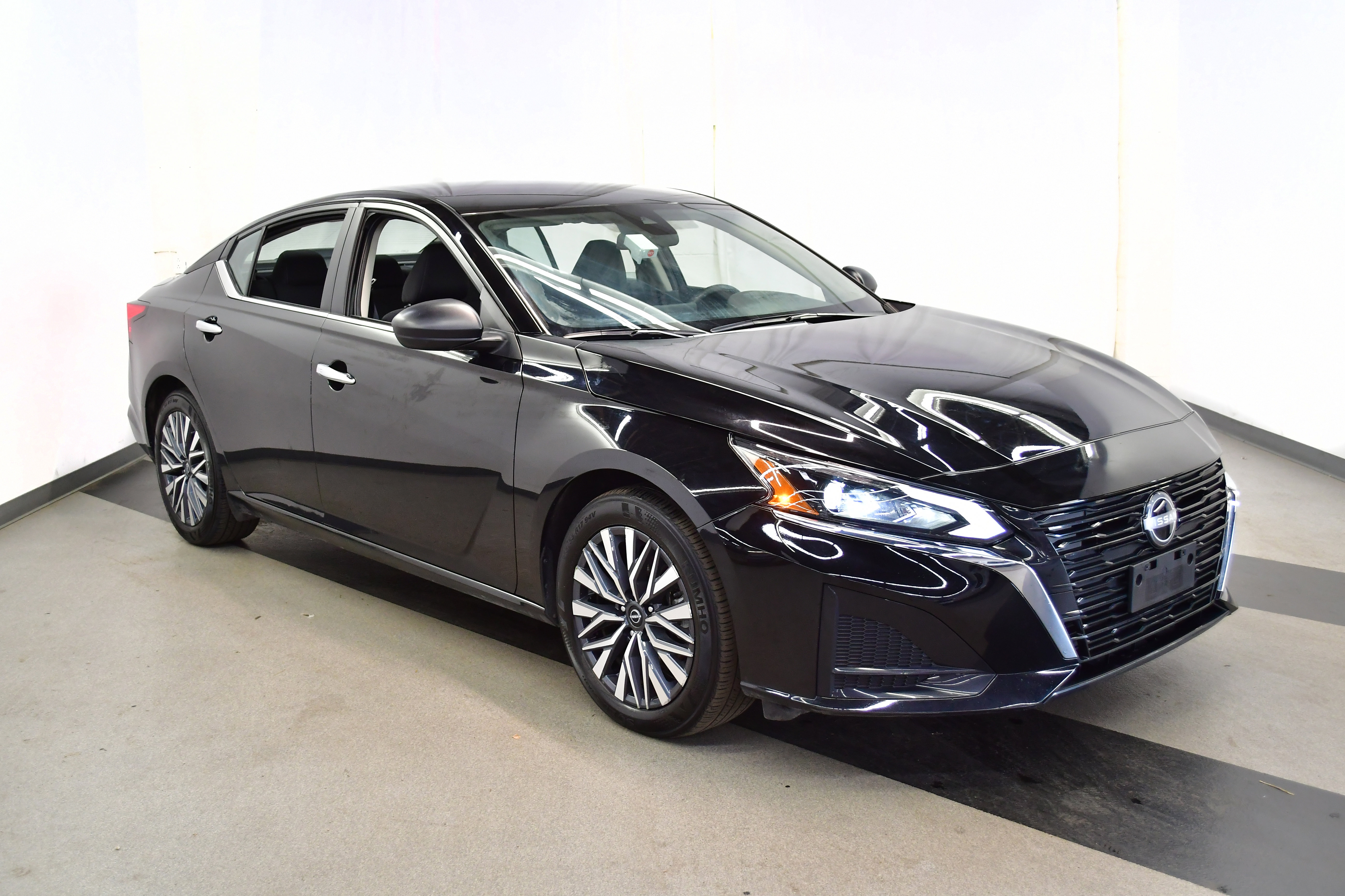 Used 2025 Nissan Altima 2.5 SV FWD image 2