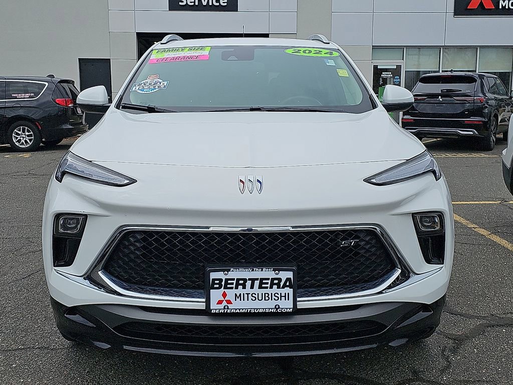 Used 2024 Buick Encore GX Sport Touring image 2