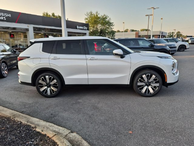 New 2026 Mitsubishi Outlander SE FWD image 2