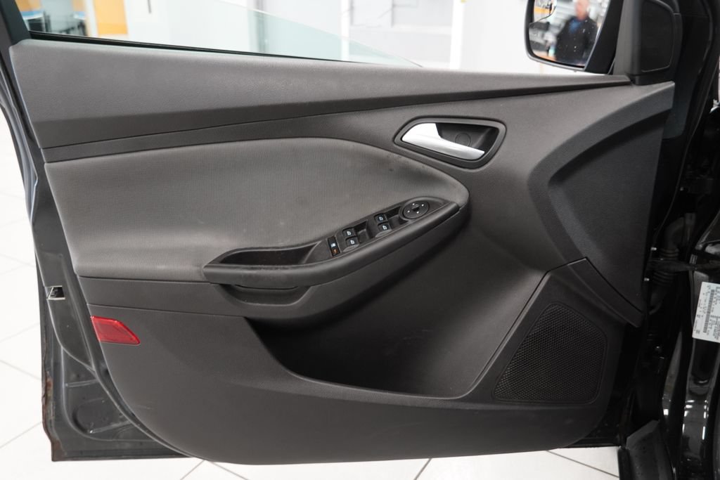 Used 2014 Ford Focus SE w/ SE Winter Package FWD image 17