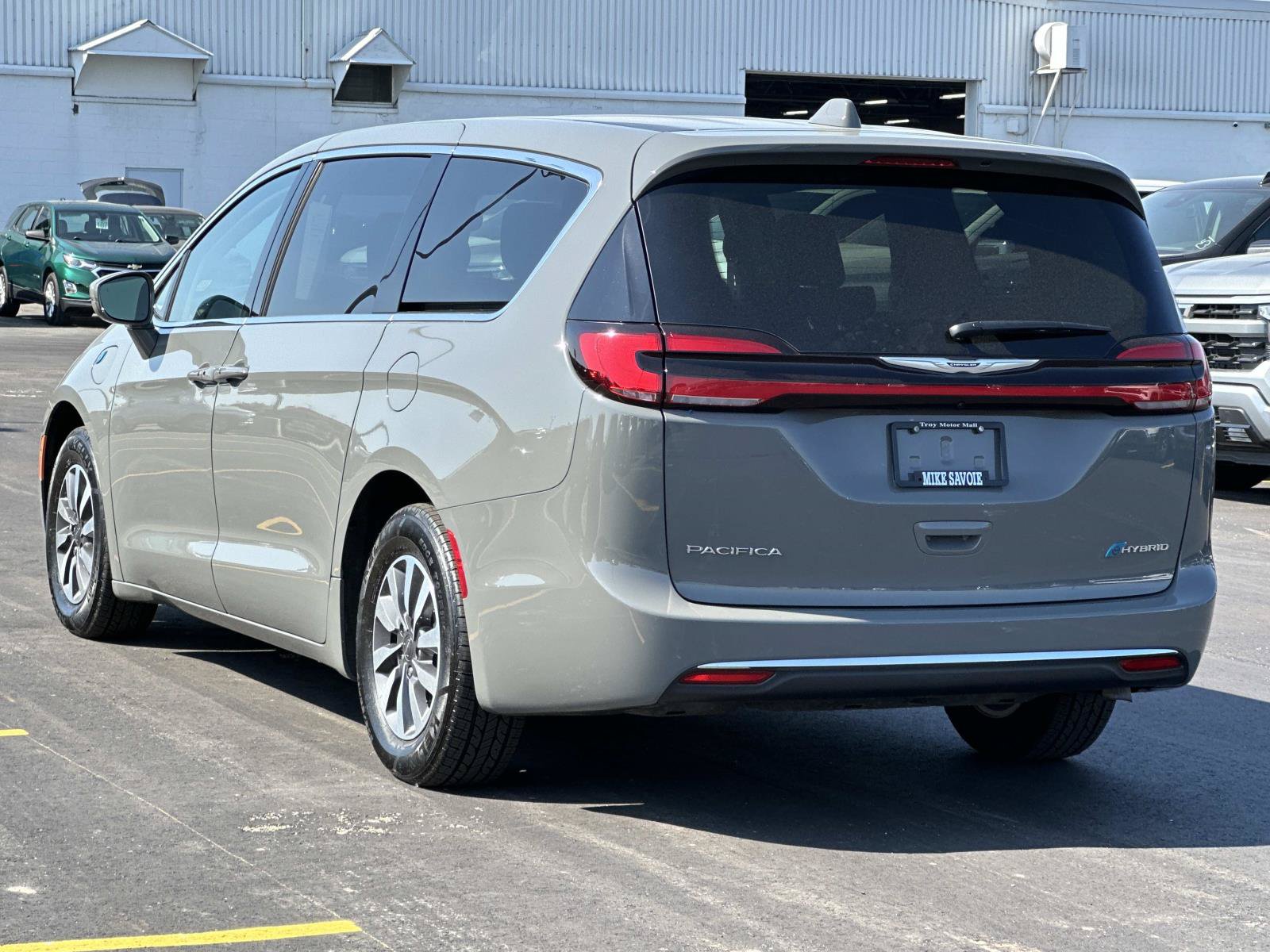 Used 2022 Chrysler Pacifica Touring-L FWD image 3