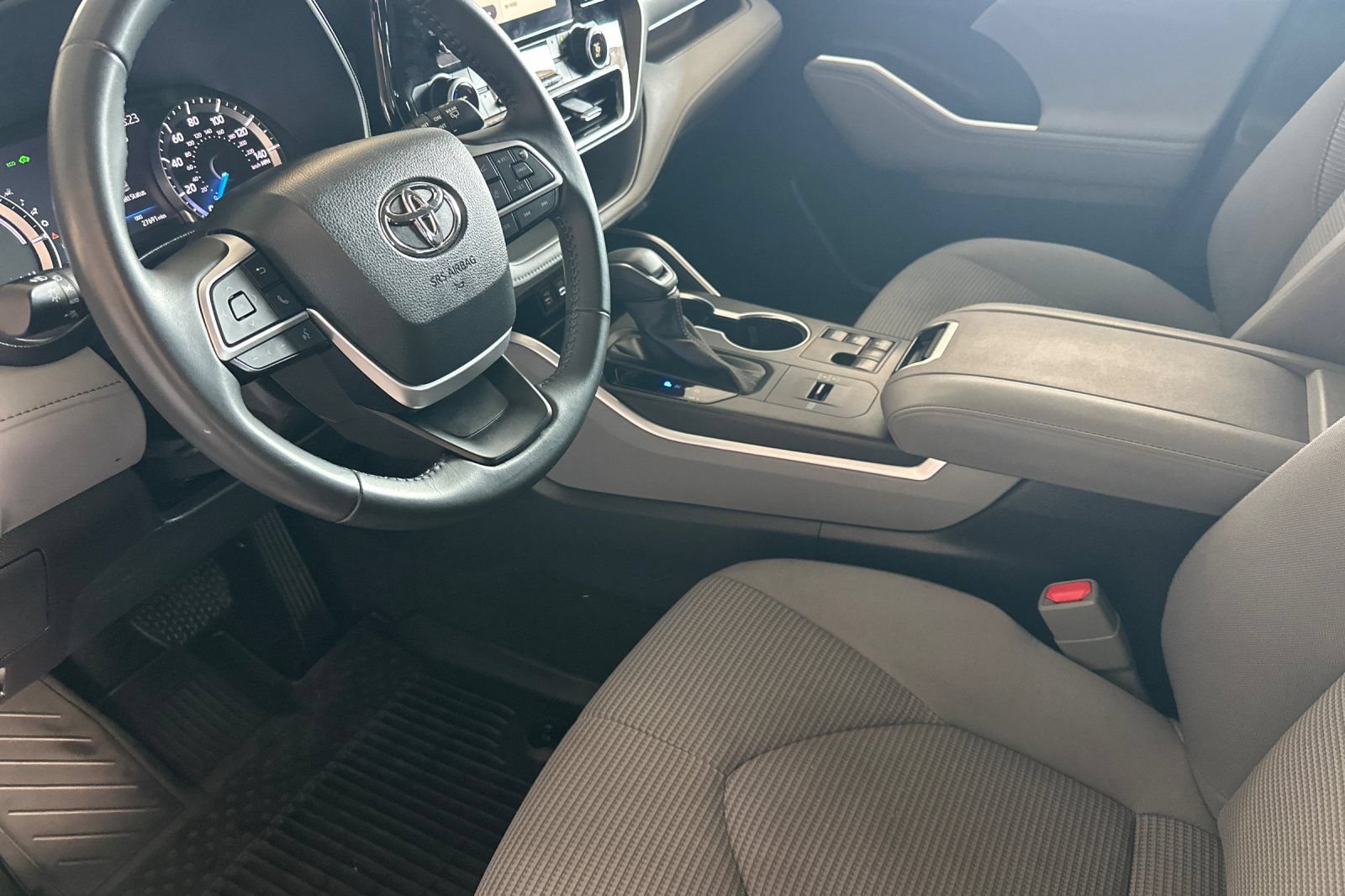 Used 2023 Toyota Highlander LE AWD/4WD image 7