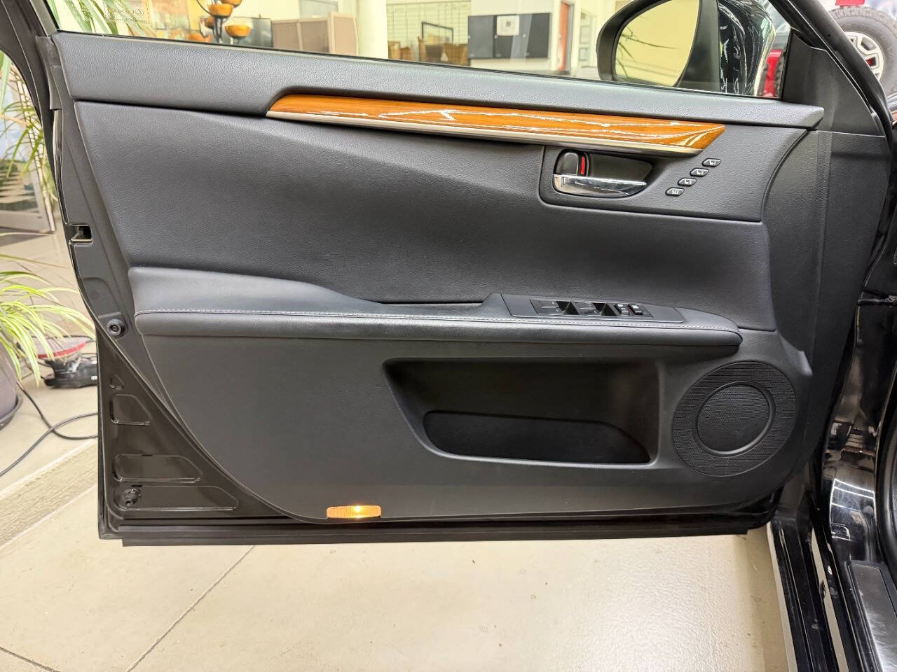 Used 2015 Lexus ES 300h w/ Navigation System Package FWD image 10