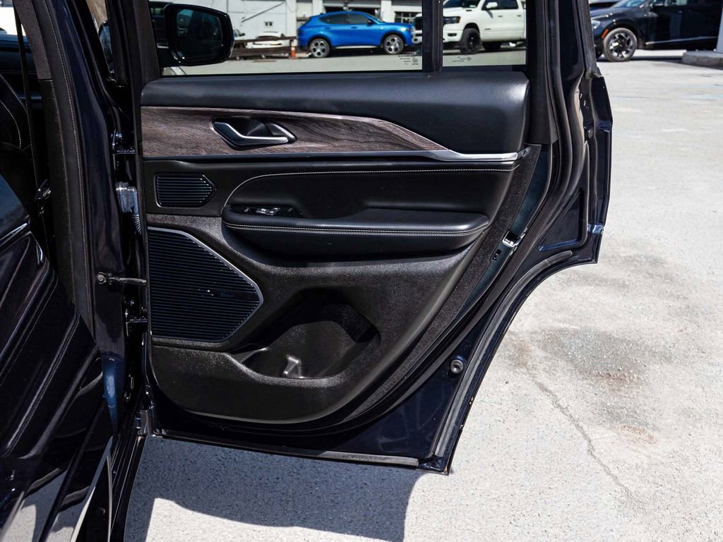 Used 2022 Jeep Grand Cherokee Overland AWD/4WD image 14