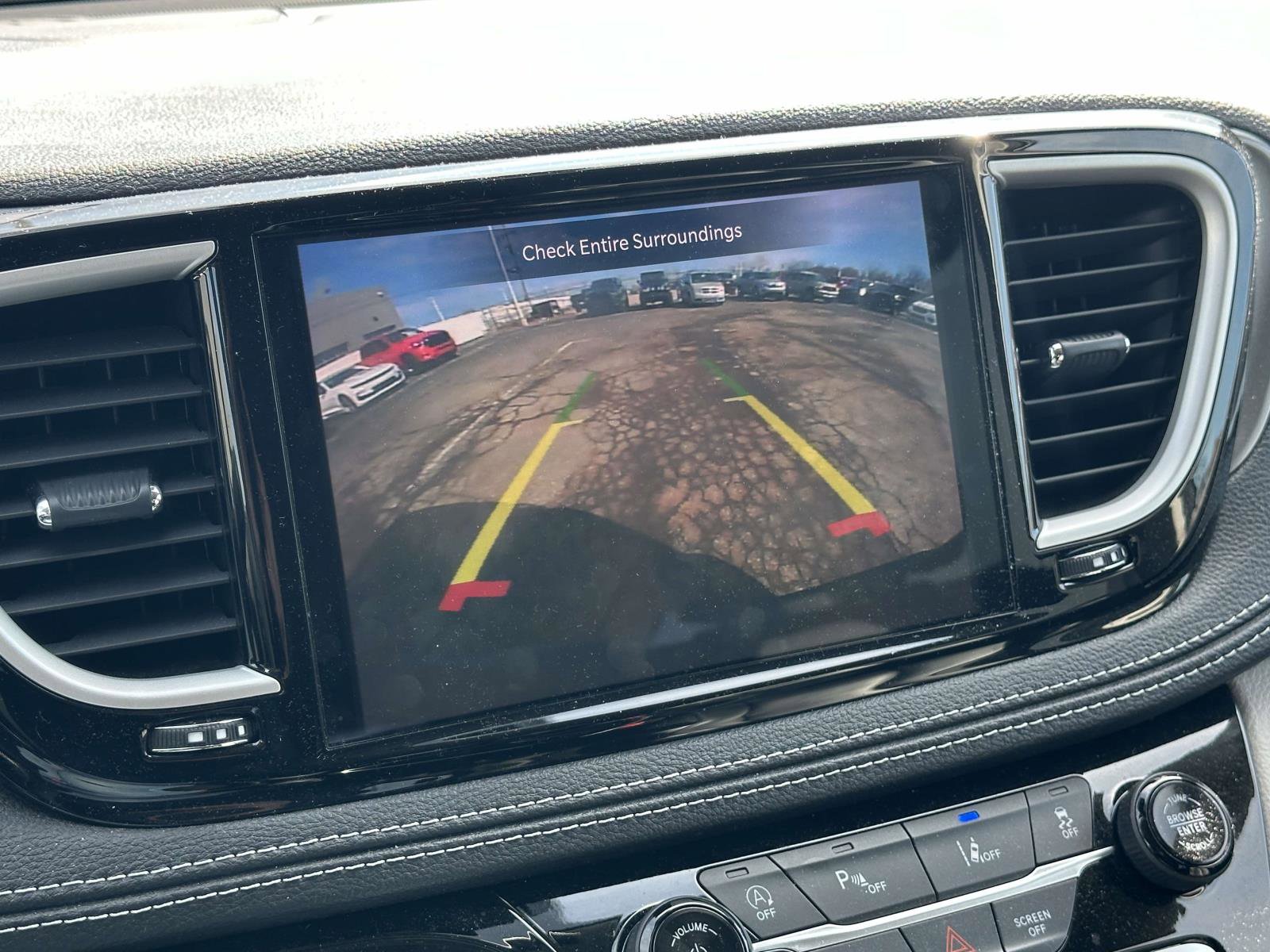 Used 2023 Chrysler Pacifica Touring-L image 25