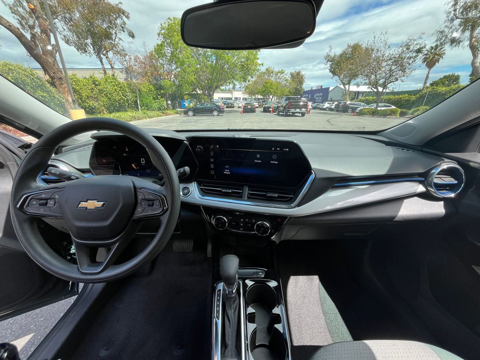 Used 2025 Chevrolet Trax LT FWD image 32