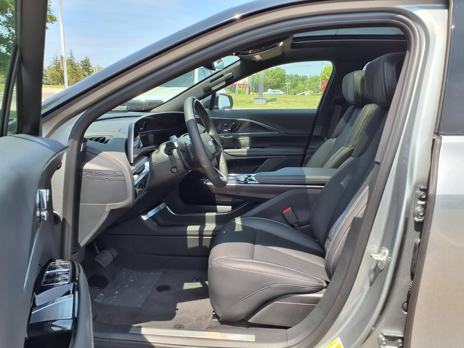 New 2026 Cadillac Lyriq Sport w/ LPO, Floor Liner Package AWD/4WD image 15