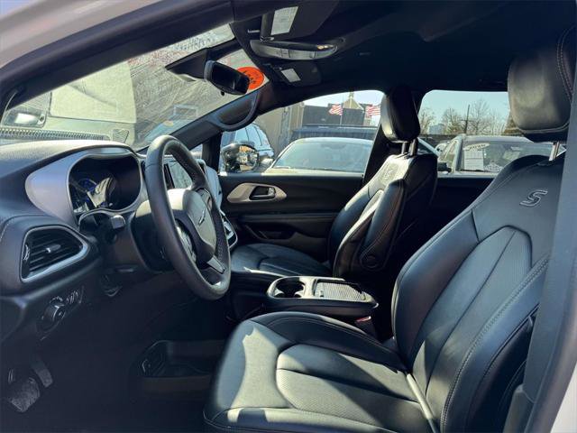 Used 2024 Chrysler Pacifica Limited image 16