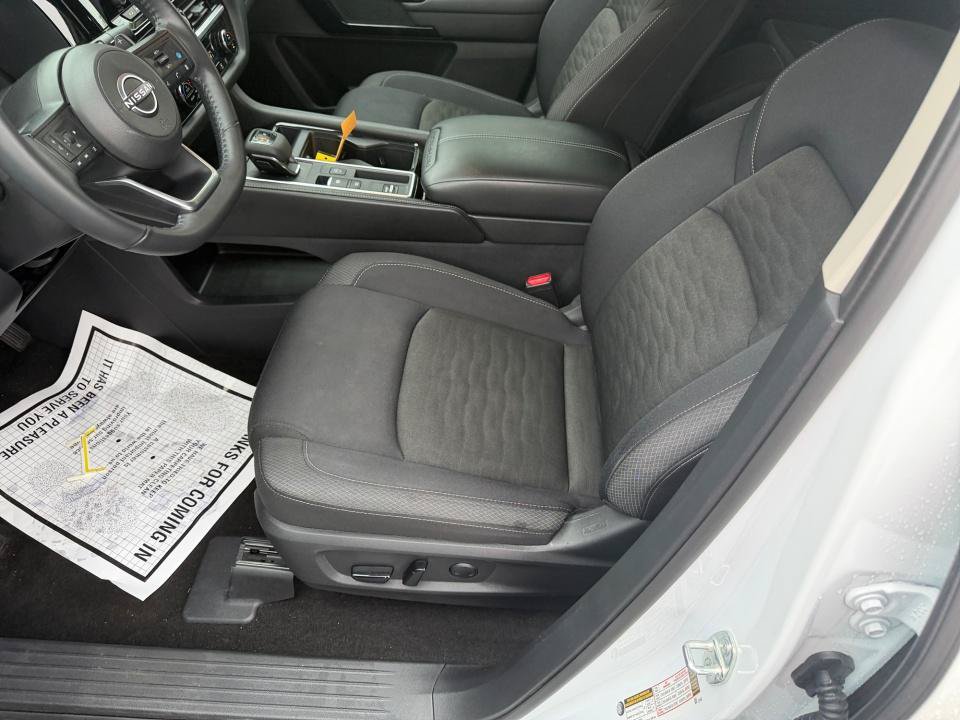 Used 2025 Nissan Pathfinder SV FWD image 30
