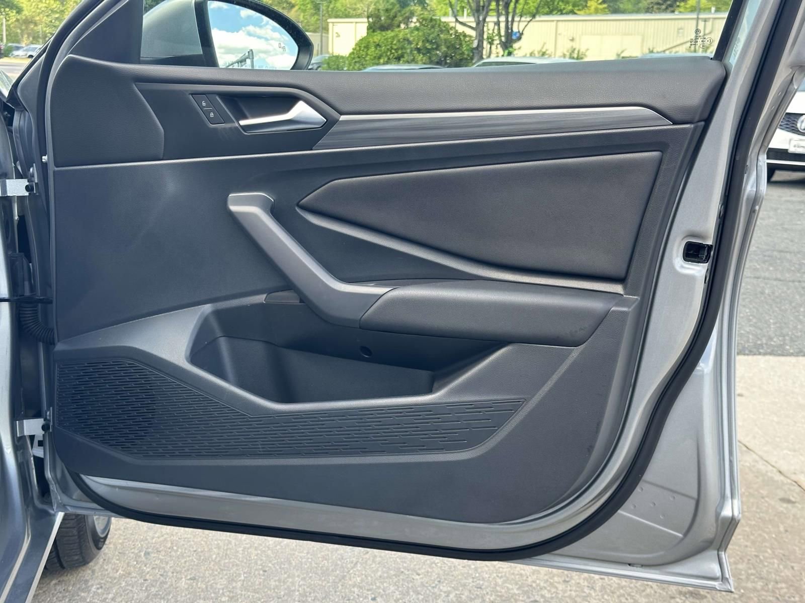 Used 2019 Volkswagen Jetta SEL w/ Cold Weather Package FWD image 9
