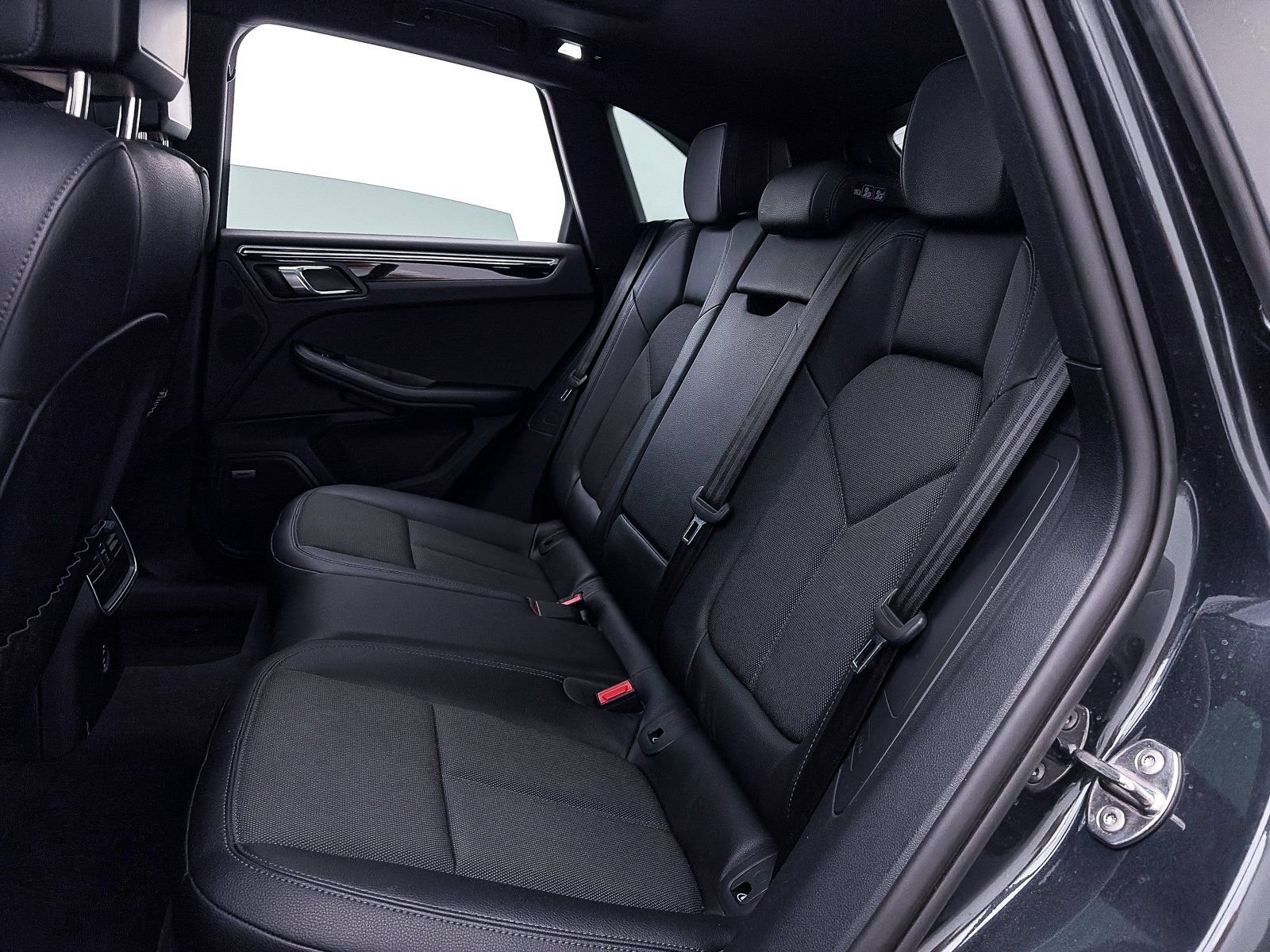 Used 2024 Porsche Macan AWD/4WD image 40