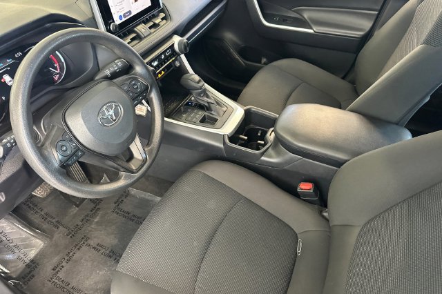 Used 2025 Toyota RAV4 LE AWD/4WD image 12