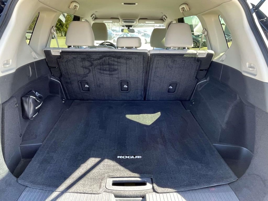 Used 2023 Nissan Rogue SV image 10