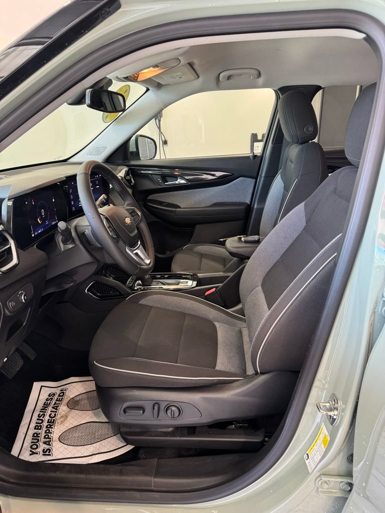 Used 2025 Chevrolet TrailBlazer LT w/ Convenience Package AWD/4WD image 6