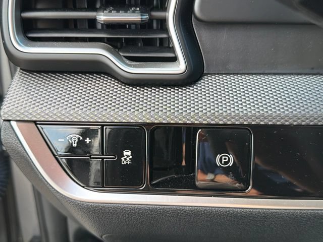 Used 2025 Kia Sportage LX FWD image 27
