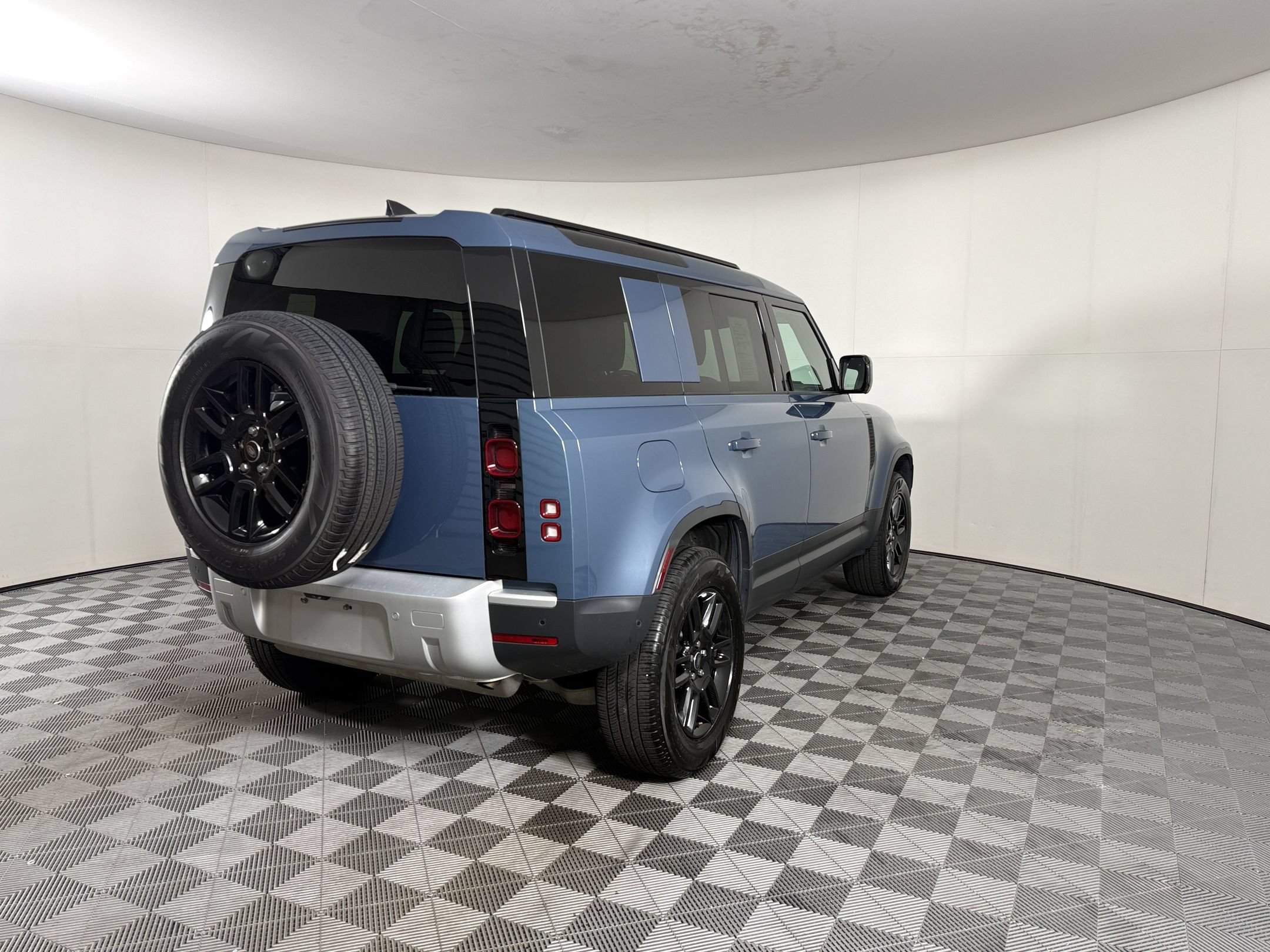 Used 2025 Land Rover Defender 110 S AWD/4WD image 9