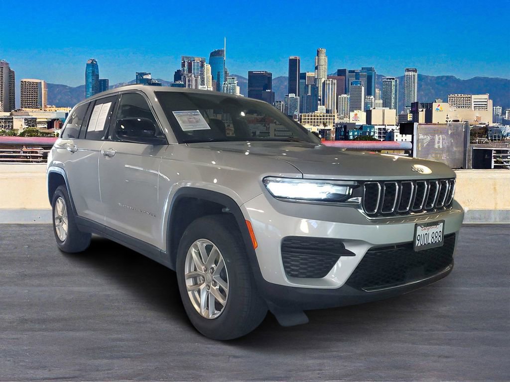 Used 2025 Jeep Grand Cherokee Laredo X image 3