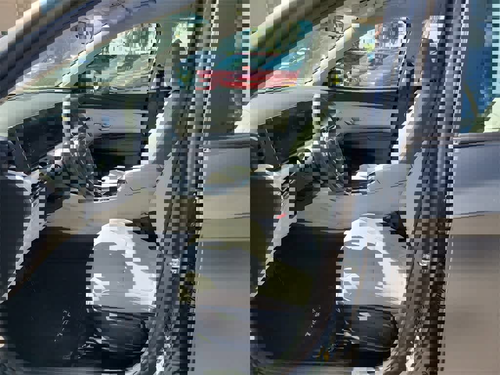 Used 2025 Hyundai Tucson SE image 22