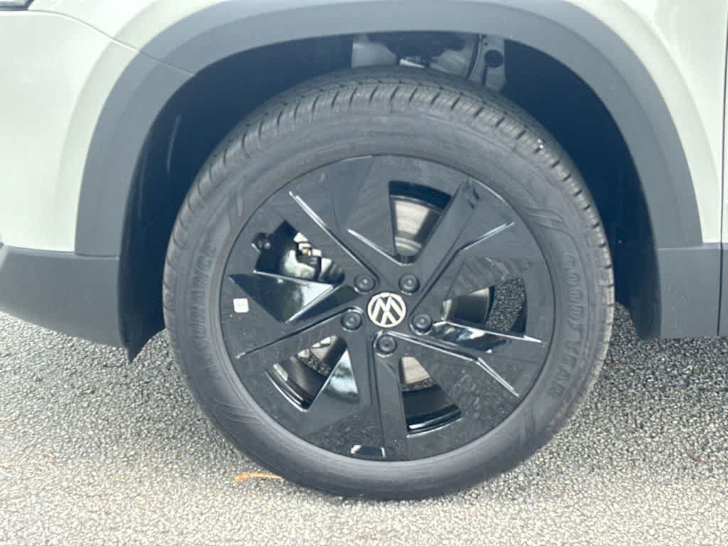 New 2026 Volkswagen Taos SE FWD image 11