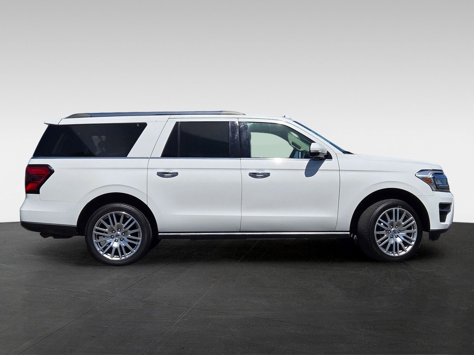 Used 2024 Ford Expedition Max Limited AWD/4WD image 3