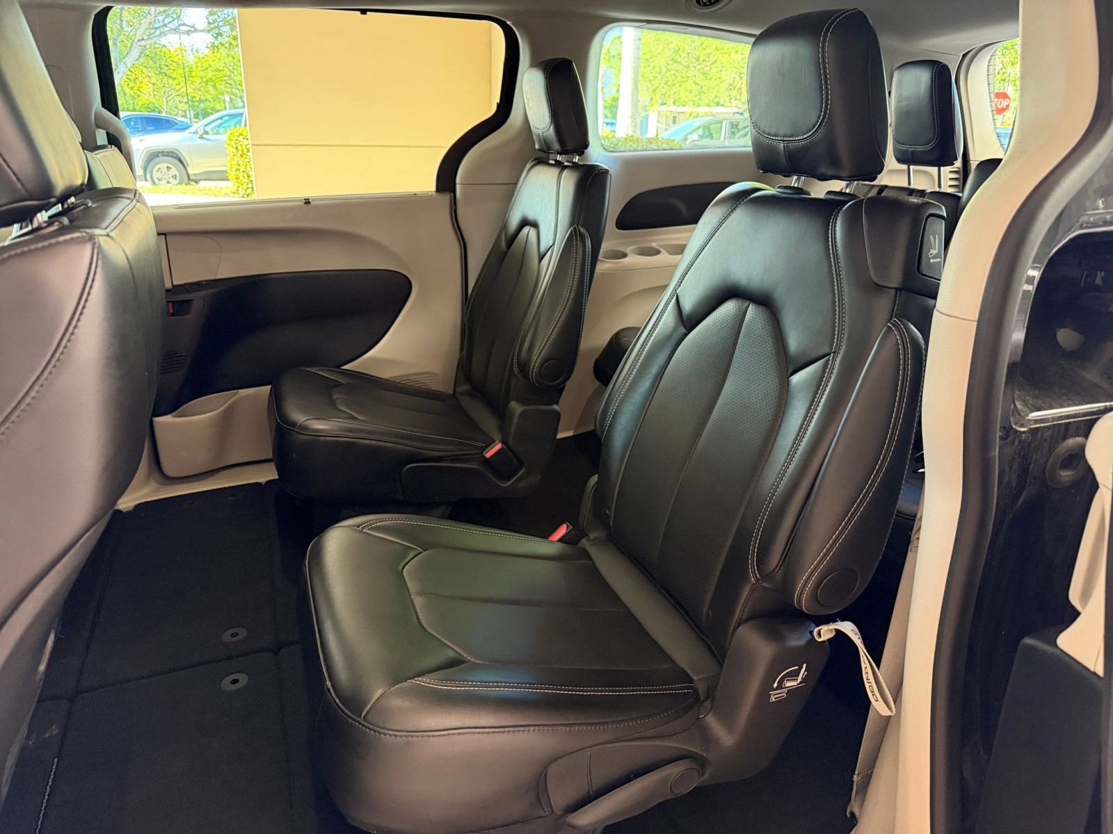 Used 2024 Chrysler Pacifica Touring-L image 22