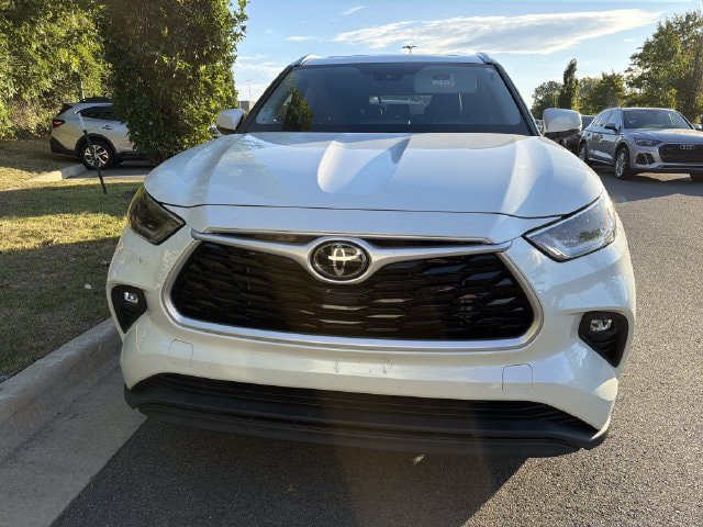 Used 2021 Toyota Highlander XLE AWD/4WD image 2