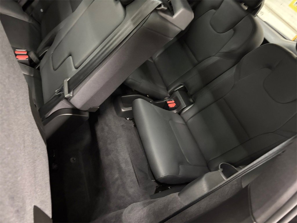 Certified 2025 Volvo XC90 B5 Plus w/ Protection Package Premier image 15