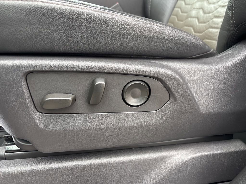 Used 2024 Chevrolet Silverado 2500 ZR2 w/ Technology Package image 28