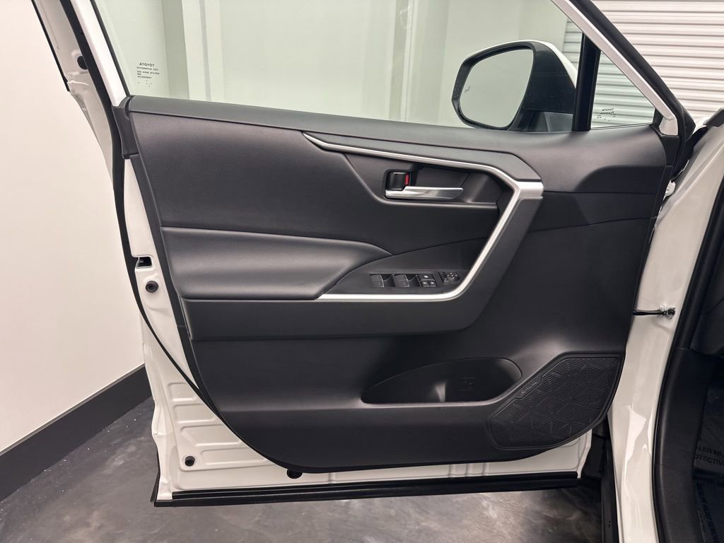 Used 2022 Toyota RAV4 XLE image 16